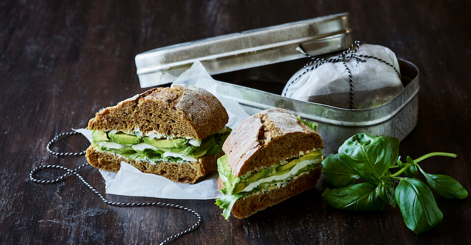 Grøn Sandwich med basilikumsmør, avocado, mozzarella & salat